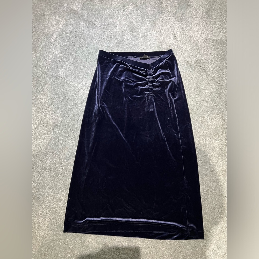Women’s Lord & Taylor velvet navy/ grayish skirt size Medium